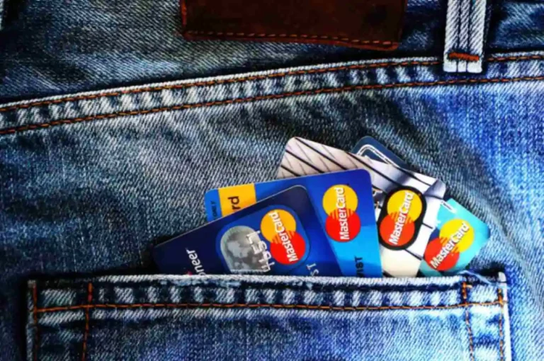Read more about the article Personal Finance Score vs. Credit Score: What’s the Difference?